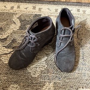Woman’s size 7 Tom’a Wedges